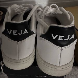 VEJA V-10 LEATHER WHITE BLACK